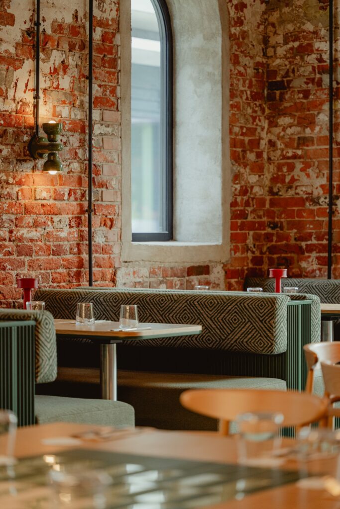 Detal podłogi i designerskie krzesła w Sartoria Ristorante Łódź. Nowoczesny wystrój włoskiej restauracji.